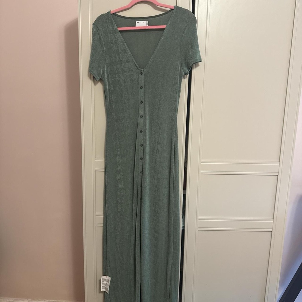 Elegant Green Button-Down Maxi Dress